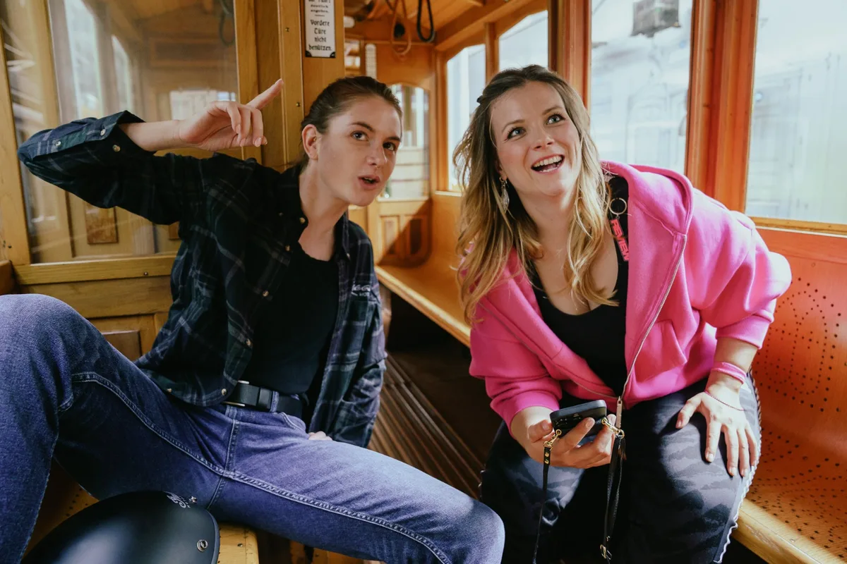 Spielen die Hauptrollen in der Oper im Trammuseum: Anna Gitschthaler (rechts) als Gretel und Mirjam Fässler als Hänsel. Man sieht die beiden Darstellerinnen von Hänsel und Gretel.